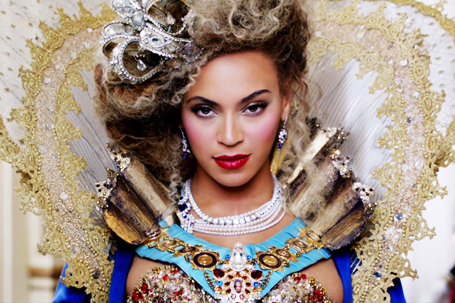 The picture of the beyonce with wearing the crown!